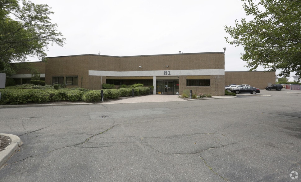 81 Executive Blvd, Farmingdale, NY à louer - Photo principale - Image 1 de 4
