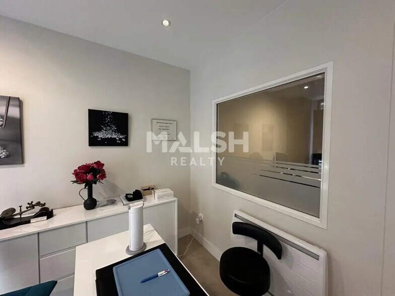 Retail in Lyon for lease - Building Photo - Image 2 of 4