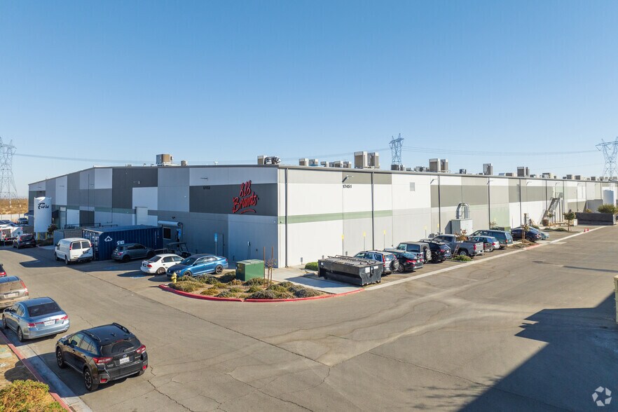 17451-14757 Muskrat Ave, Adelanto, CA à vendre - Photo du bâtiment - Image 2 de 11