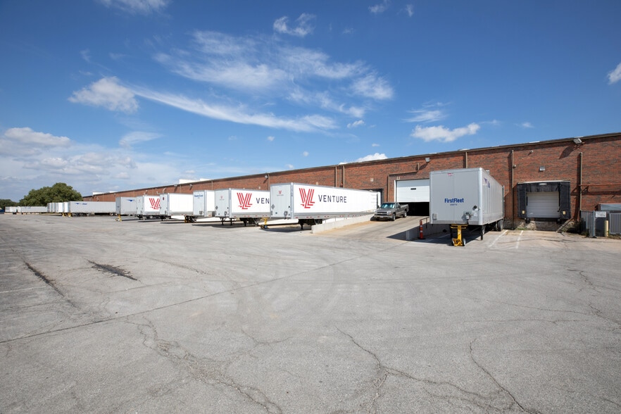 5414 E Front St, Kansas City, MO for lease - Building Photo - Image 1 of 7