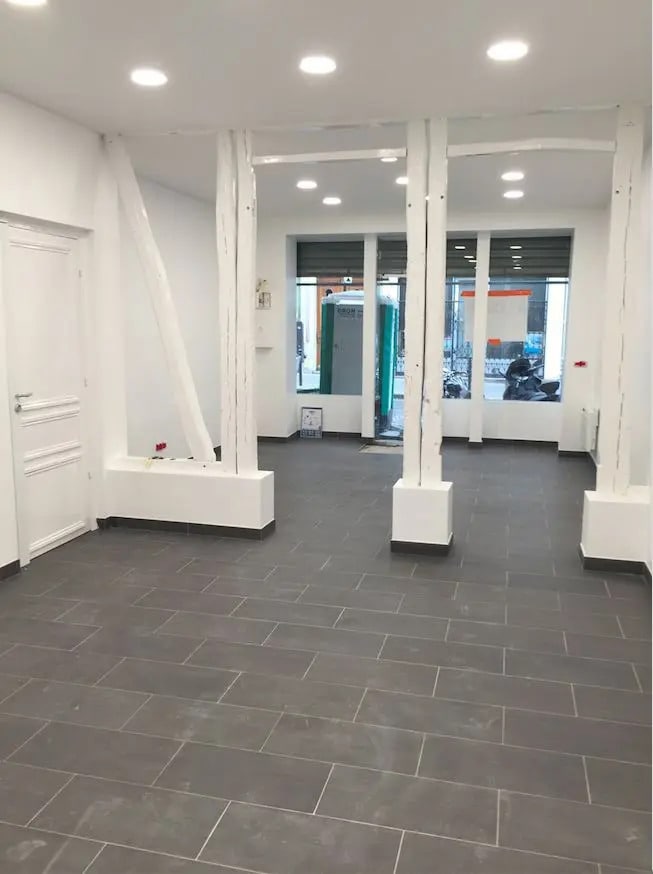 Retail in Paris for lease Interior Photo- Image 1 of 7