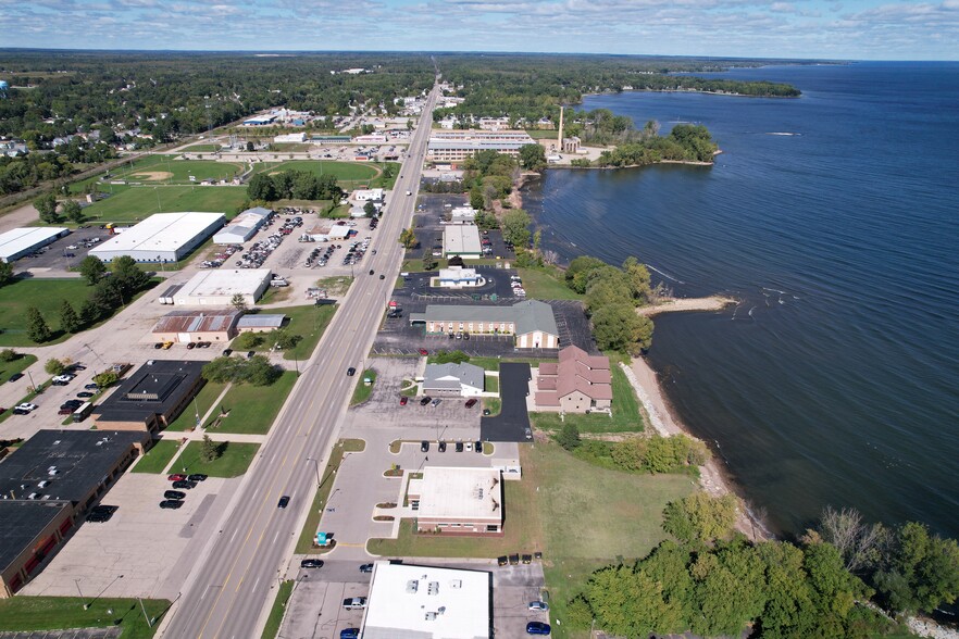 2408 10th St, Menominee, MI à vendre - Photo du bâtiment - Image 3 de 5