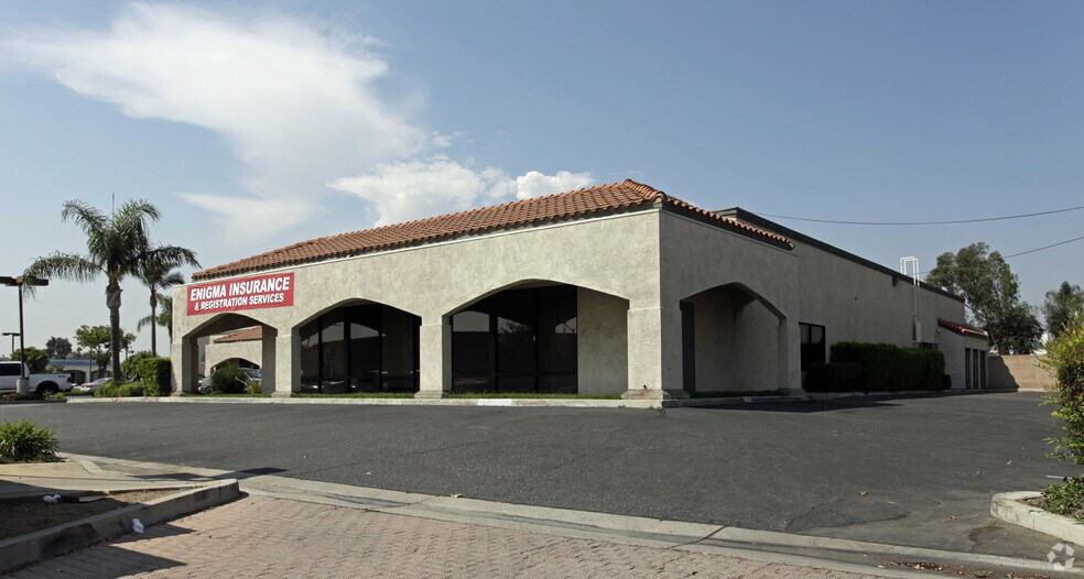 9673 Sierra Ave, Fontana, CA à louer - Photo du bâtiment - Image 3 de 4