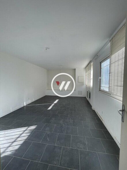Flex in Gémenos for lease - Building Photo - Image 3 of 3