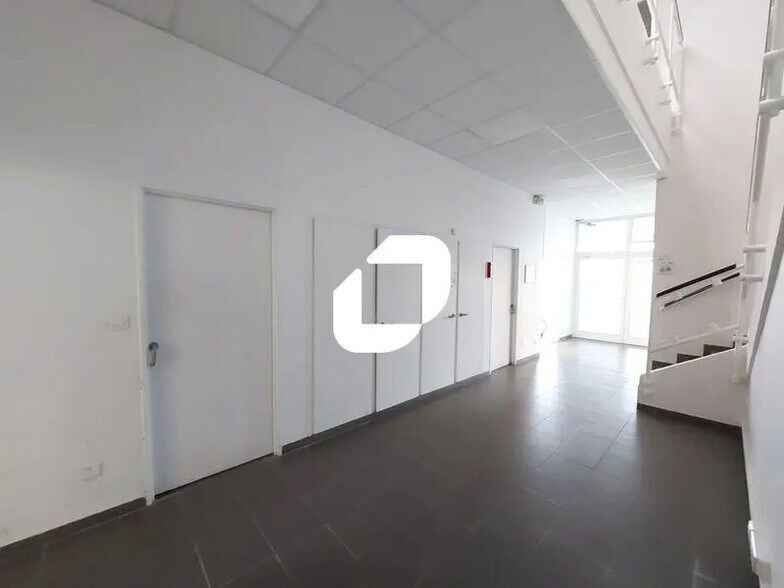 43 Avenue Des 3 Peuples, Montigny-le-Bretonneux for lease - Interior Photo - Image 3 of 20