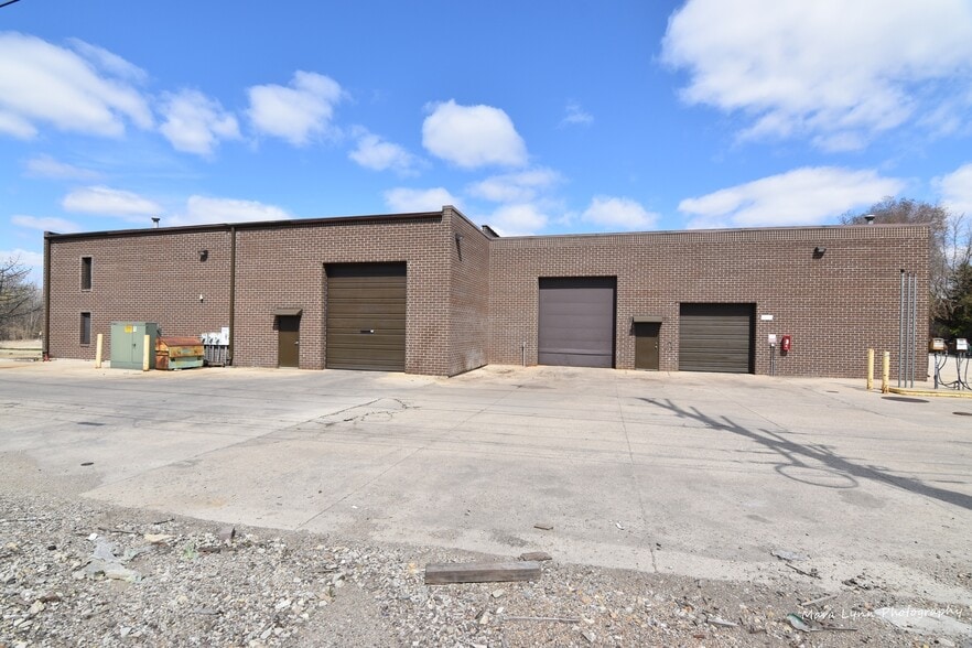 1041 Trine Ct, St Charles, IL for lease - Building Photo - Image 3 of 8
