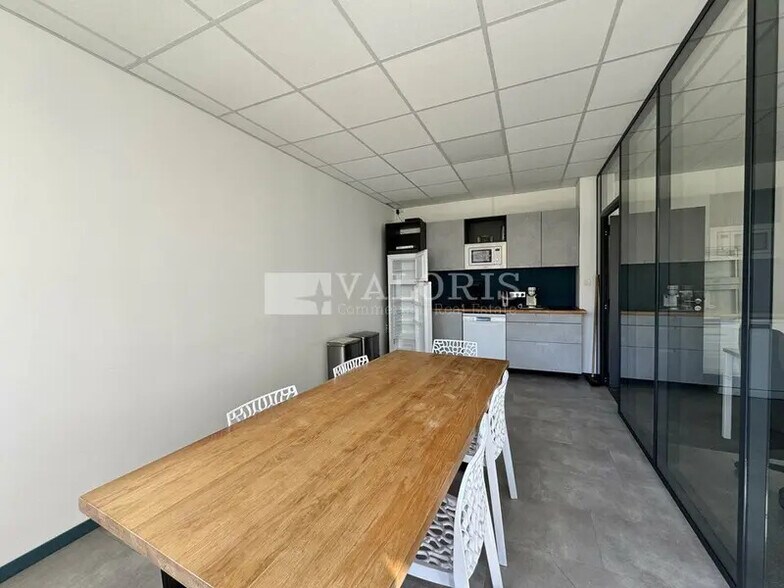 Office in Villeurbanne for lease - Interior Photo - Image 1 of 4