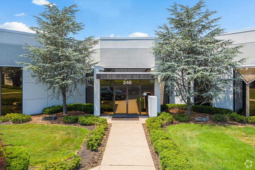 246 Industrial Way W, Eatontown, NJ à louer - Photo du bâtiment - Image 3 de 7