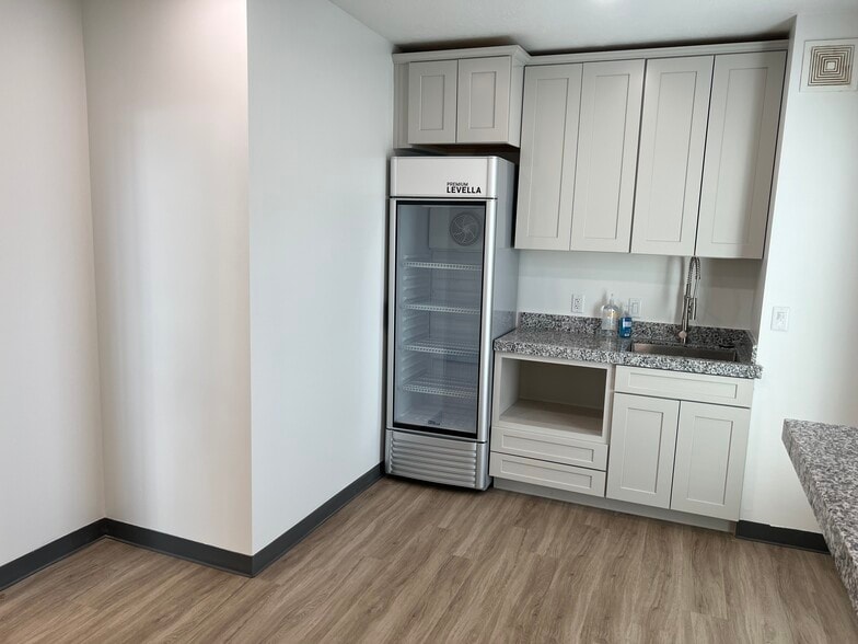 940 N 400 E, North Salt Lake, UT for lease - Interior Photo - Image 2 of 5