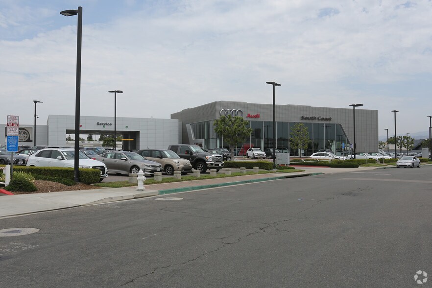 1425 Auto Mall Dr, Santa Ana, CA à vendre - Photo du bâtiment - Image 3 de 5