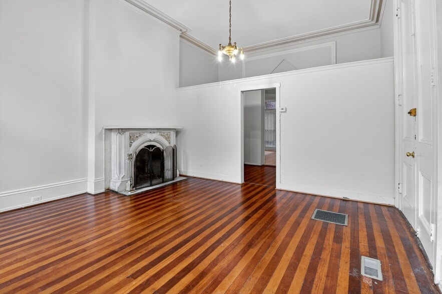 1404 Madison Ave, Baltimore, MD for sale - Interior Photo - Image 3 of 50