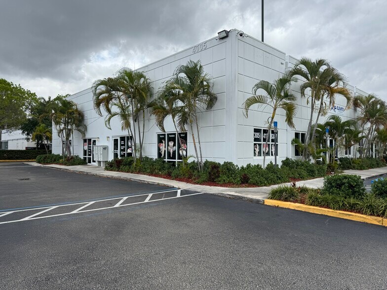 4005 NW 114th Ave, Doral, FL à louer - Photo du bâtiment - Image 2 de 20