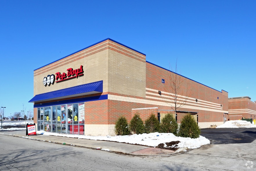 BATAVIA STRIP CENTER portfolio of 2 properties for sale on LoopNet.ca - Primary Photo - Image 1 of 3
