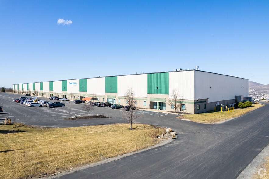 14-46 Alberigi Dr, Jessup, PA à louer - Photo du bâtiment - Image 3 de 5