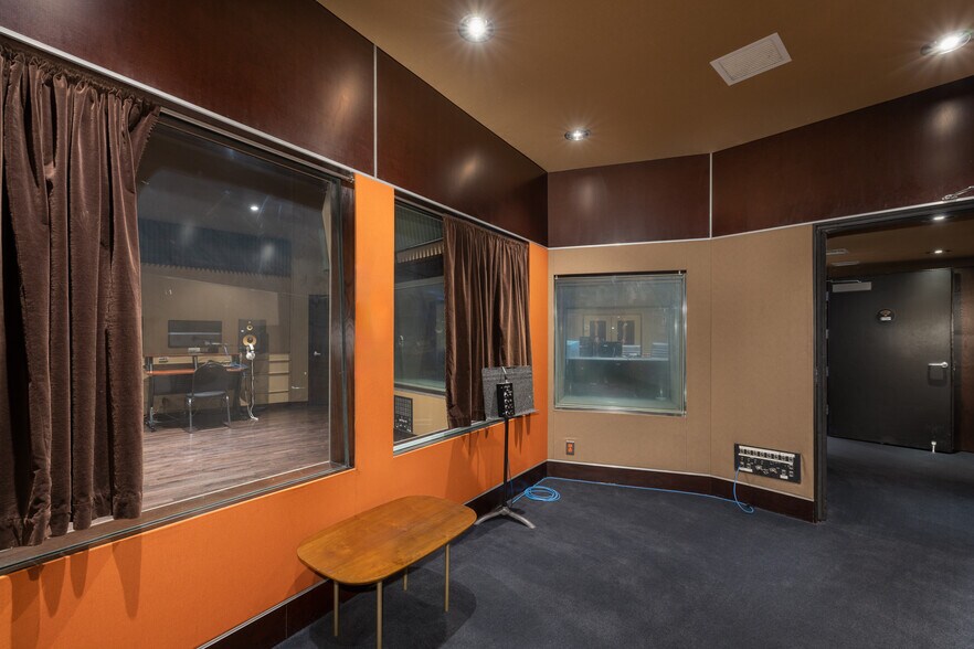 5102 Vineland Ave, North Hollywood, CA à vendre - Photo intérieure - Image 2 de 26