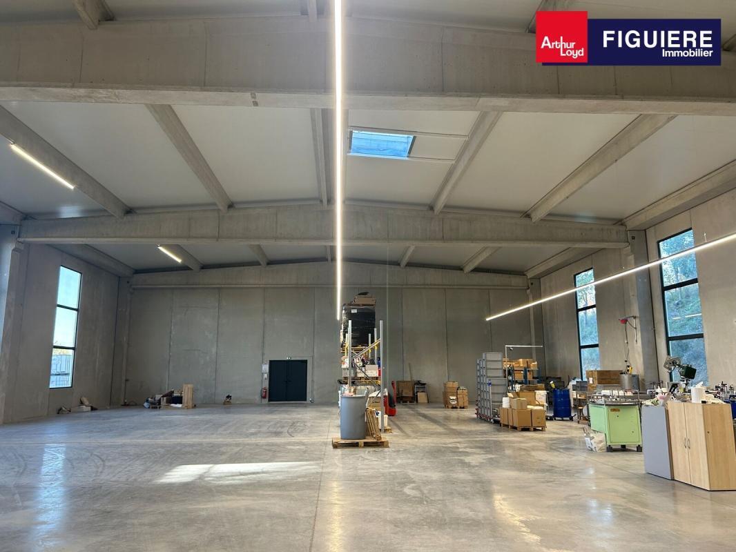 Flex in Saint-Estève-Janson for lease Interior Photo- Image 1 of 9