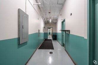 5600 Roosevelt Way, Seattle, WA for lease Interior Photo- Image 2 of 11