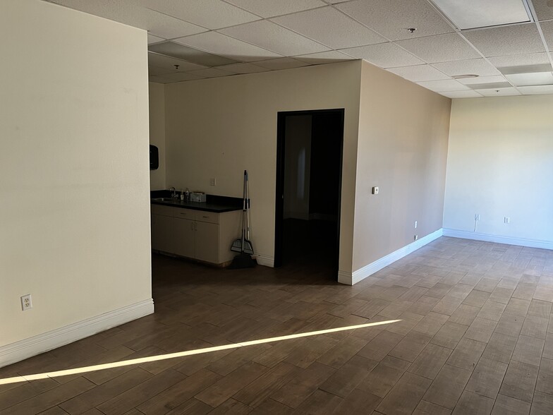 14662 El Molino St, Fontana, CA for sale - Interior Photo - Image 3 of 15