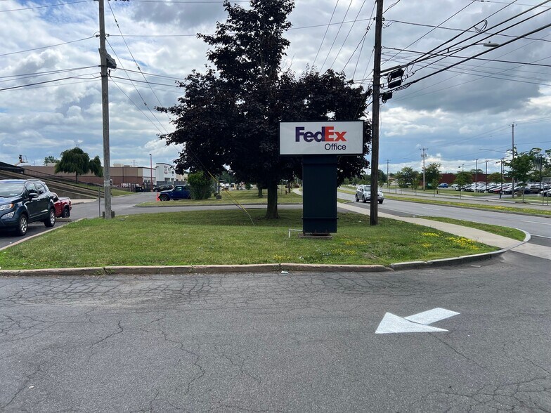 3125 Erie Blvd E, East Syracuse, NY à vendre - Photo du bâtiment - Image 2 de 3