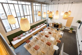 Retail in Paris for lease Interior Photo- Image 1 of 5
