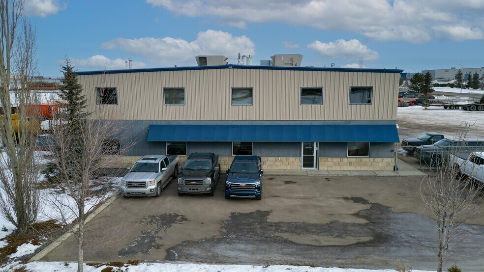 135 & 141 Clearmile Avenue, Red Deer County, AB à vendre - Photo du bâtiment - Image 2 de 40