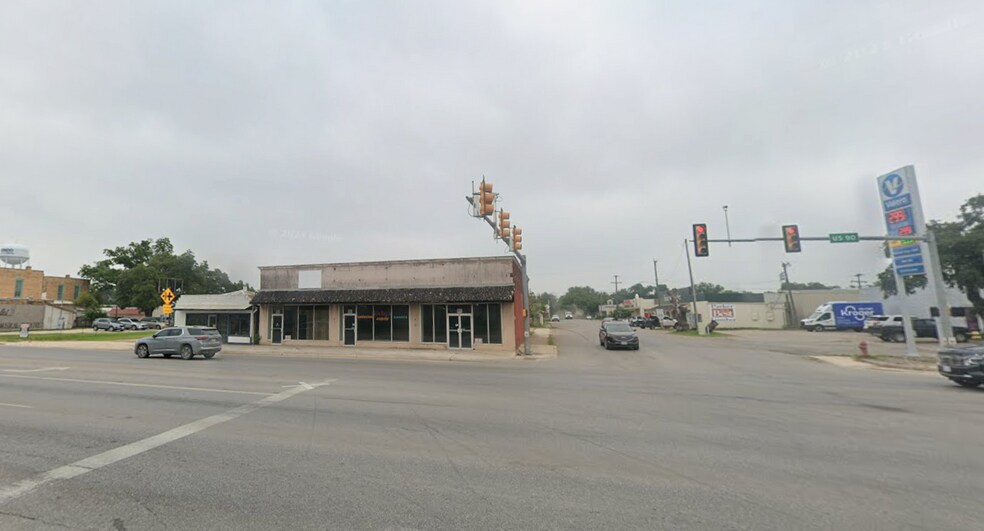 1907 Avenue M, Hondo, TX à vendre - Photo du bâtiment - Image 2 de 12