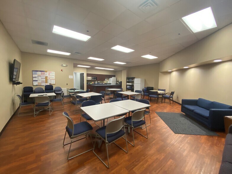 6838 E State St, Rockford, IL à louer - Photo intérieure - Image 3 de 6