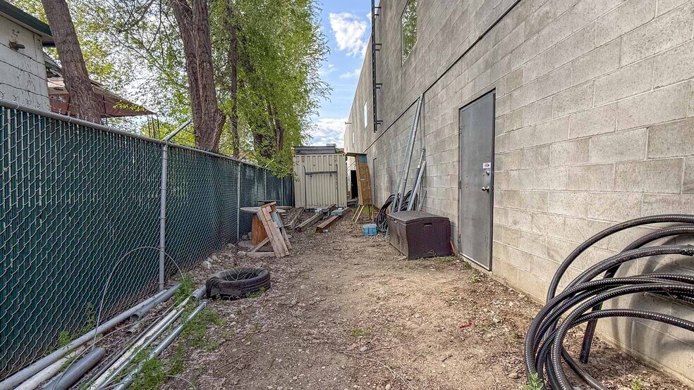 Unit #12 & 13, 727 Stremel Road, Kelowna portefeuille de 2 propriétés à vendre sur LoopNet.ca - Photo du bâtiment - Image 2 de 16