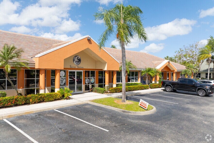 11940 Fairway Lakes Dr, Fort Myers, FL à vendre - Photo du bâtiment - Image 2 de 5