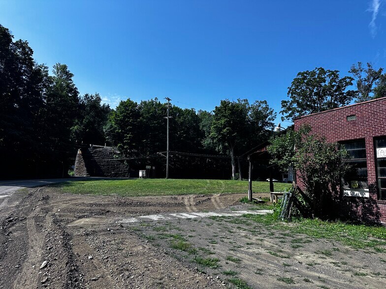 57 & 69 Circle Drive portefeuille de 2 propriétés à vendre sur LoopNet.ca - Photo du bâtiment - Image 2 de 6