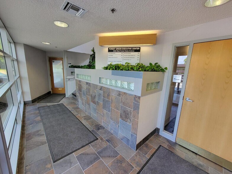 8555 W Forest Home Ave, Greenfield, WI à louer - Photo intérieure - Image 2 de 22