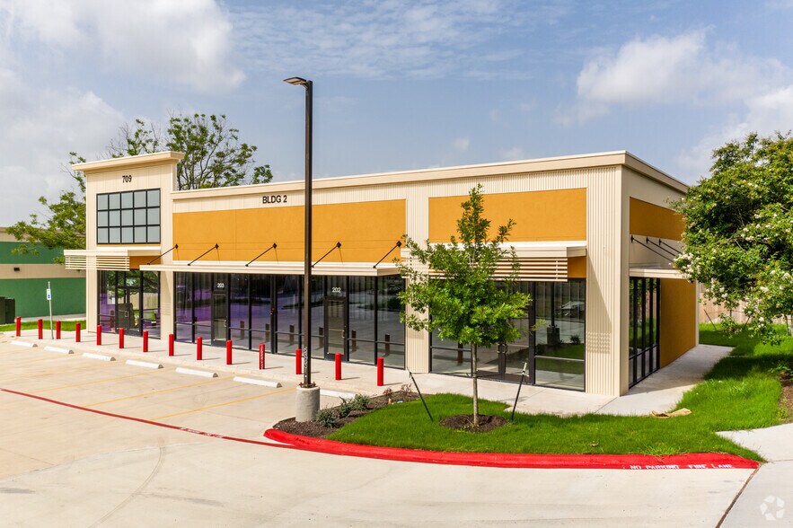 709 E Slaughter Ln, Austin, TX à louer - Photo du bâtiment - Image 2 de 15