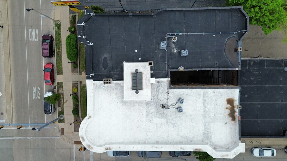 2335 W Wisconsin Ave, Milwaukee, WI à vendre - Photo du bâtiment - Image 3 de 16