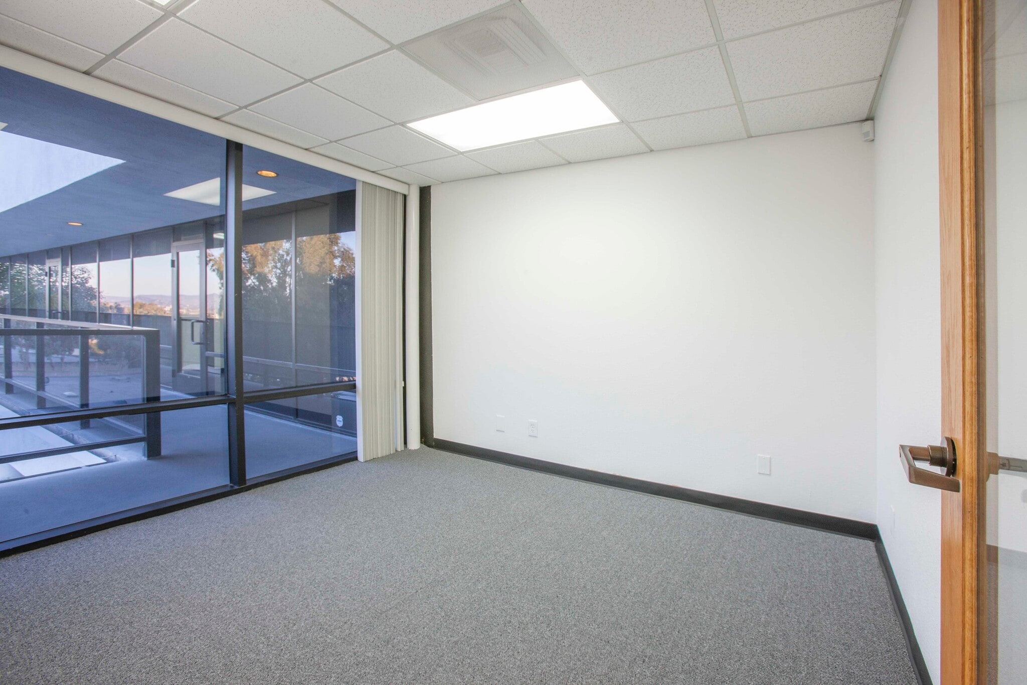 2430-2434 Auto Park Way, Escondido, CA à louer Photo intérieure- Image 1 de 3