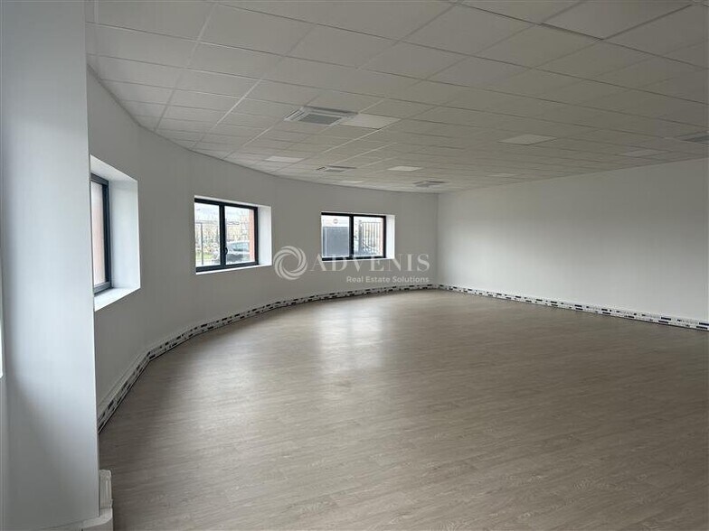 Office in Buchelay for lease - Interior Photo - Image 3 of 12