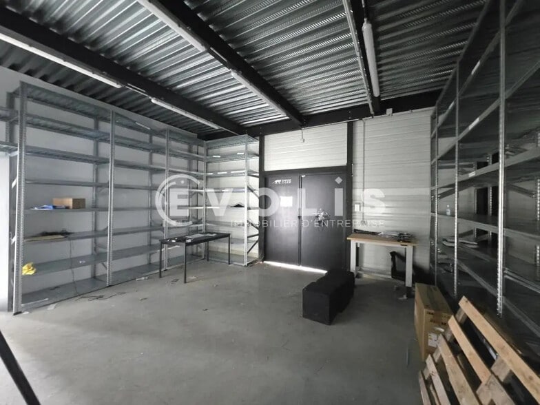 Retail in Marcoussis for lease - Interior Photo - Image 2 of 13
