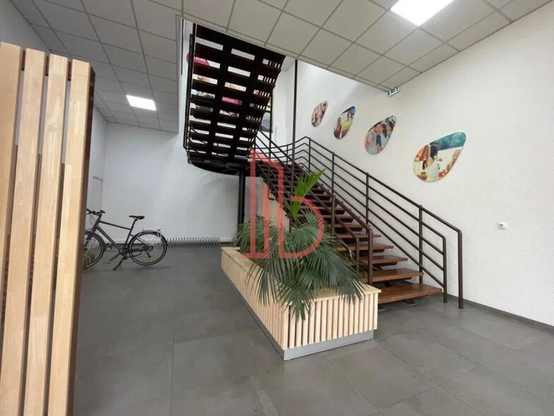 Bureau dans Bordeaux à louer - Hall d’entrée - Image 2 de 8