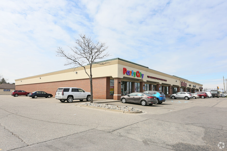 12170-12220 Hall Rd, Sterling Heights, MI for lease - Primary Photo - Image 1 of 5