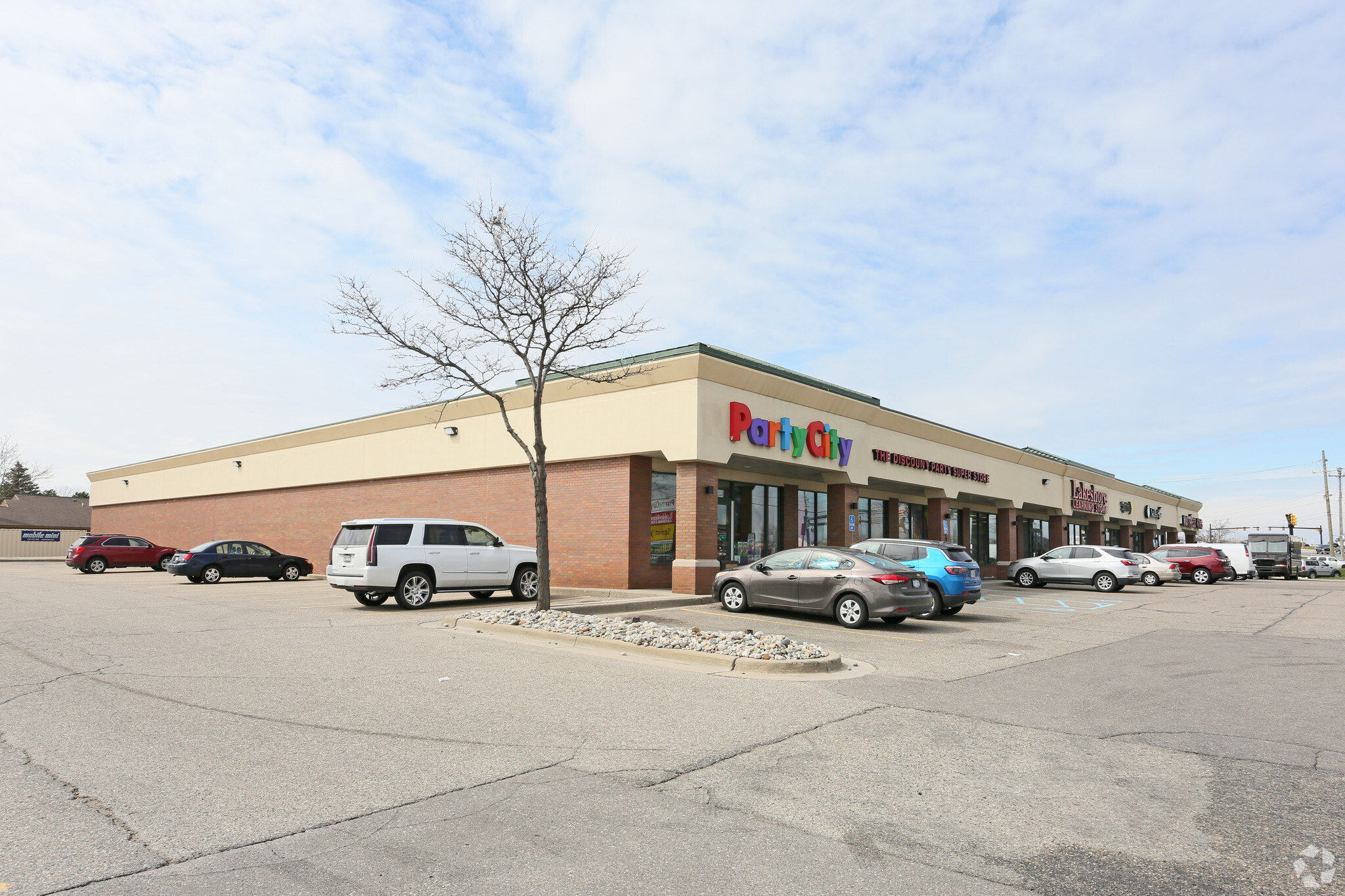 12170-12220 Hall Rd, Sterling Heights, MI for lease Primary Photo- Image 1 of 6