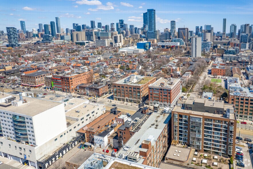 215 Spadina Ave, Toronto, ON à louer - Photo du bâtiment - Image 1 de 22