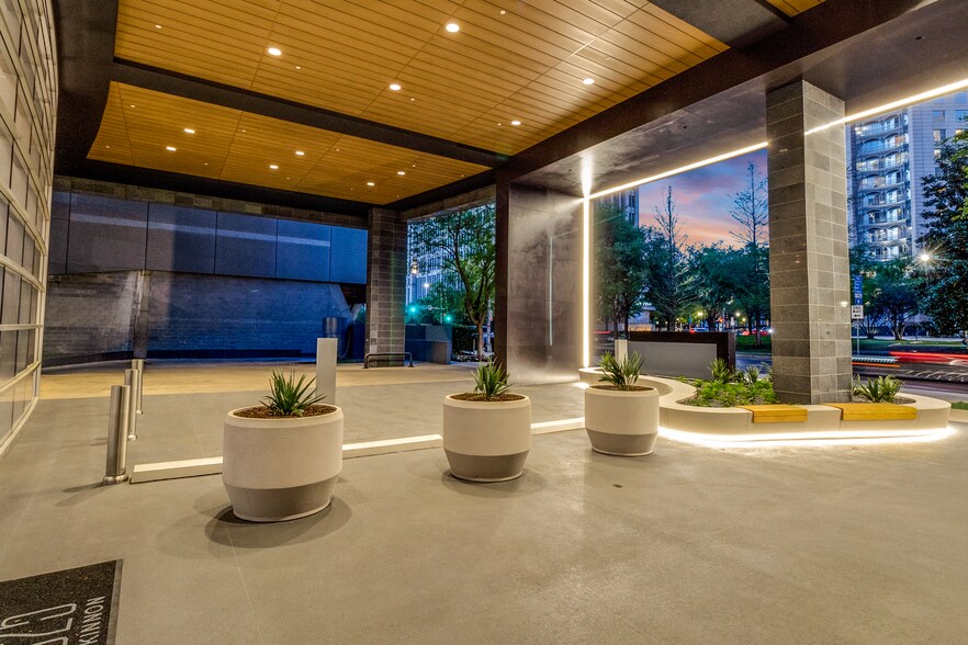2525 McKinnon St, Dallas, TX à louer - Photo du bâtiment - Image 3 de 12