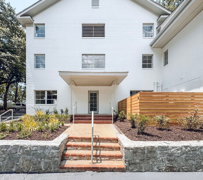 1881 Howell Mill Rd NW, Atlanta, GA à louer - Photo du bâtiment - Image 3 de 11