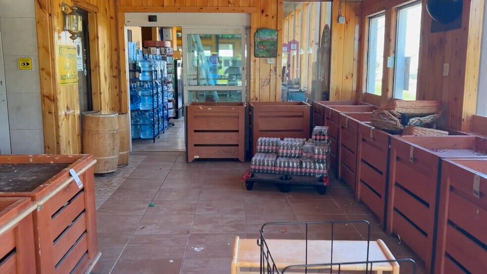 10 S Maple St, Hadley, MA à louer - Vidéo sur l’inscription commerciale - Image 2 de 14