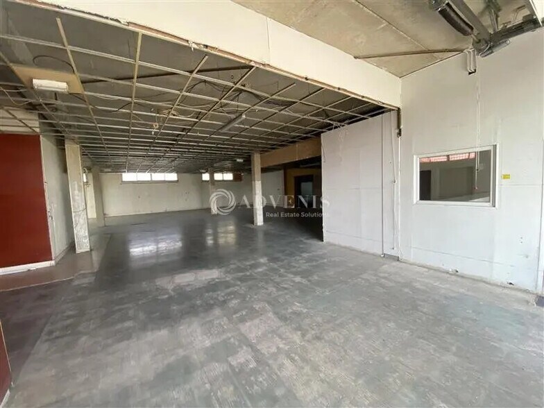 Flex in Neuilly-Plaisance for lease - Building Photo - Image 3 of 12
