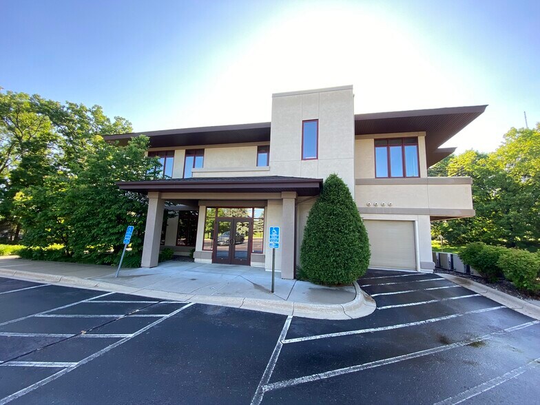4640 Nicols Rd, Eagan, MN à louer - Photo du bâtiment - Image 1 de 4