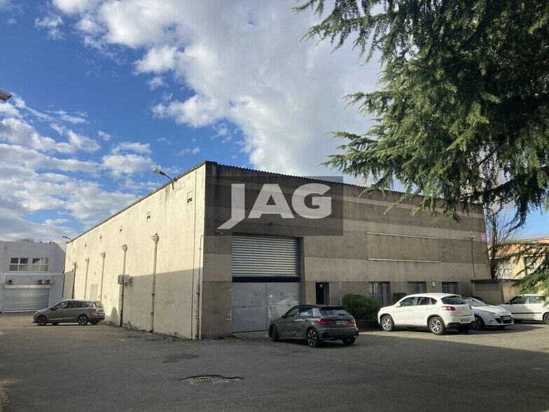 Local d'activités dans Vénissieux à vendre - Photo du bâtiment - Image 2 de 10
