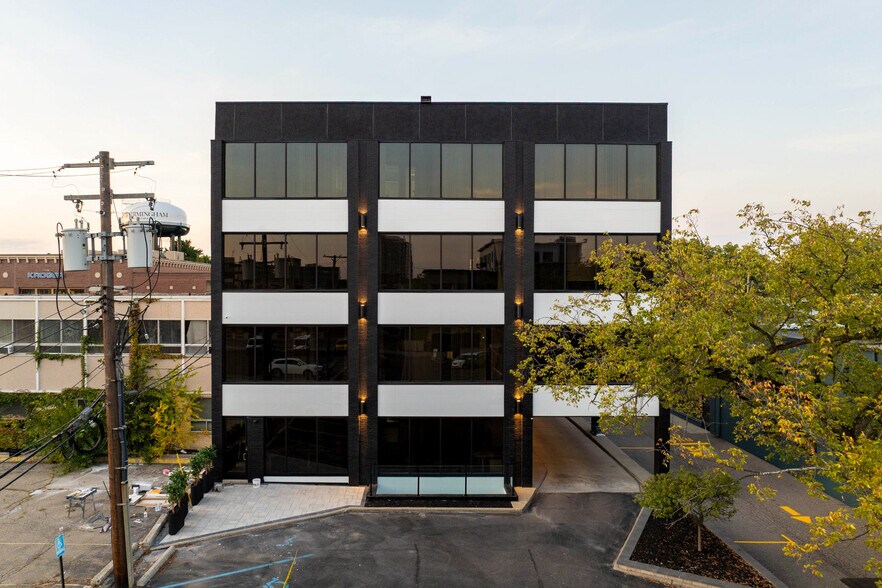 700 E Maple Rd, Birmingham, MI à louer - Photo du bâtiment - Image 2 de 16