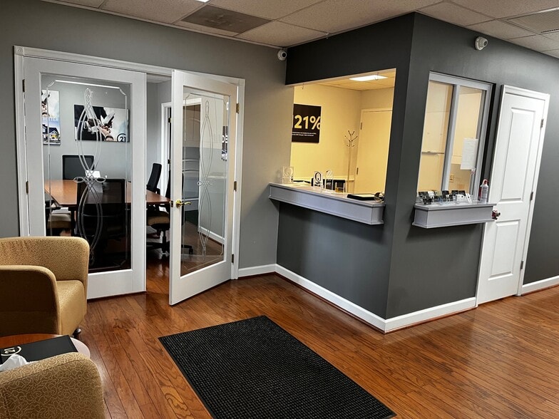 9506 Harford Rd, Parkville, MD for sale - Interior Photo - Image 2 of 22