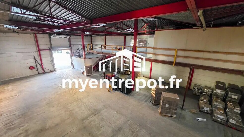 Flex in Marseille for lease - Interior Photo - Image 1 of 8