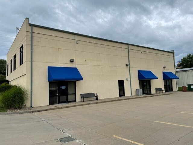 1807 N Woodbine Rd, Saint Joseph, MO for lease - Building Photo - Image 1 of 4